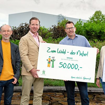v.l.n.r.: Bernd Kajtna, Geschäftsführer der Arche Noah; Christoph Mayer, Vorstandsmitglied und Kassier Arche Noah und selbst Streuobstverarbeiter; Frank van der Heijden, Geschäftsführer Verkauf und Marketing Egger Getränke und Katrin Afflenzer, Brand Managerin Granny´s bei der Scheckübergabe